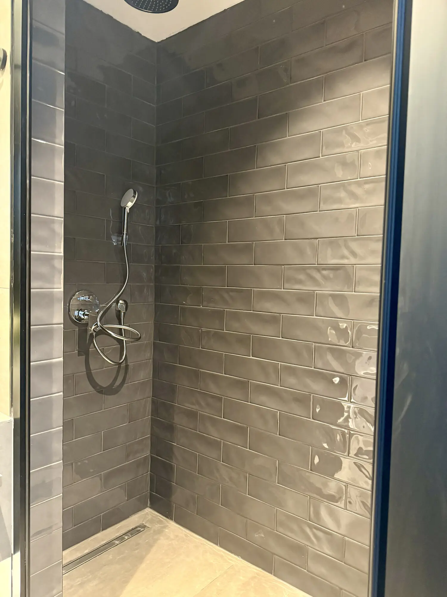 CITYLOFT 147 Jacuzzi Suite with Sea view: Gri seramik kaplı duş alanı