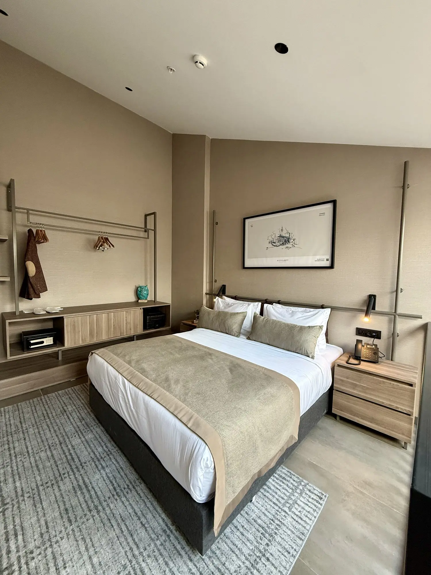 CITYLOFT 147 Loft Suite: Çift kişilik yatak ve komodin