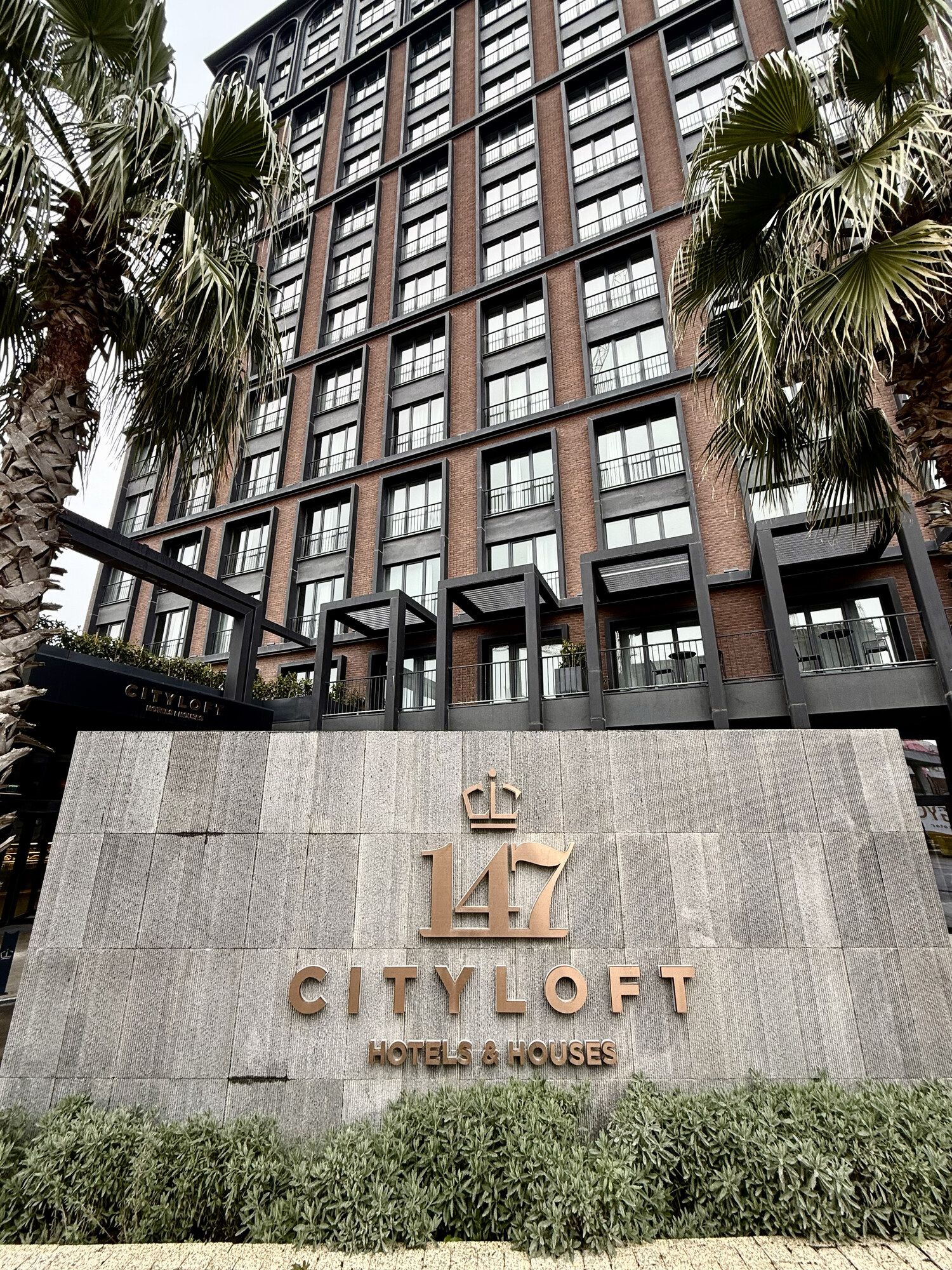 Binanın dış cephesi ve CITYLOFT 147 giriş tabelası