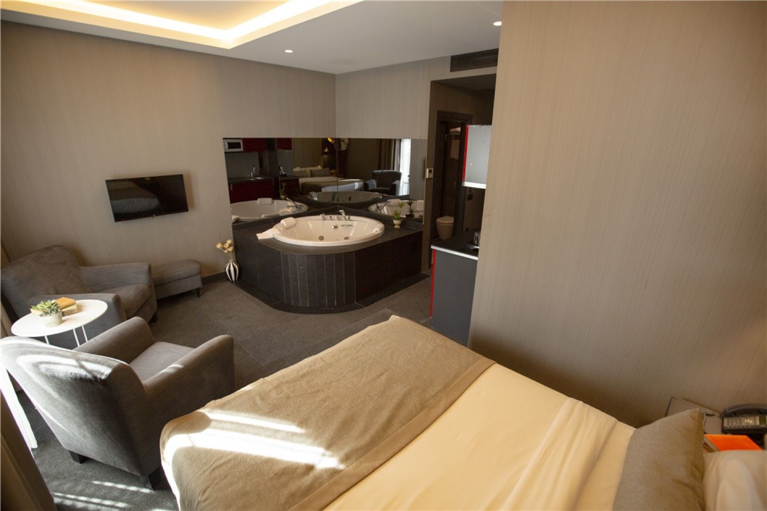 CITYLOFT 24 Junior Jacuzzi Suite: Whirlpool, Sessel und Doppelbett