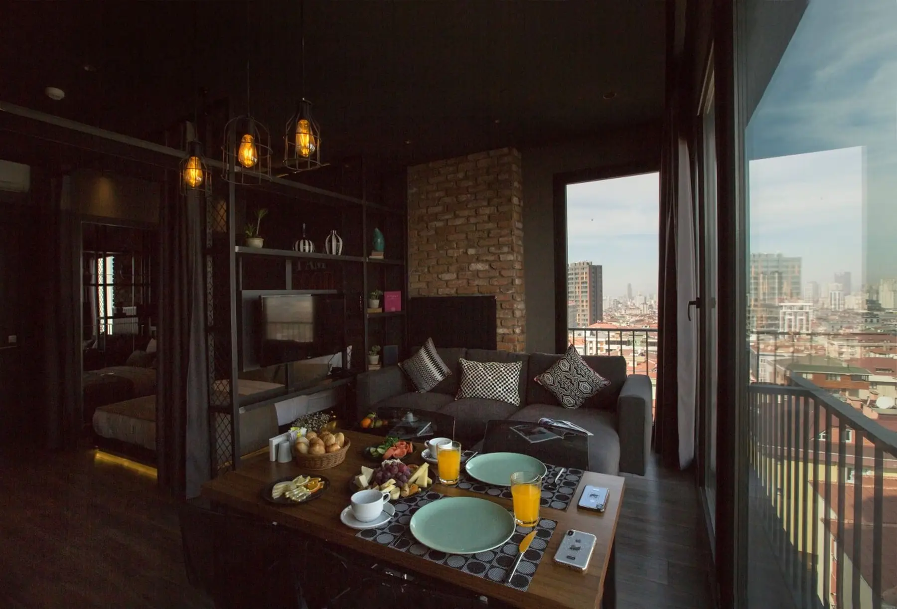 CITYLOFT 161 Corner Suite: Kahvaltı hazırlanmış masa ve oturma alanı