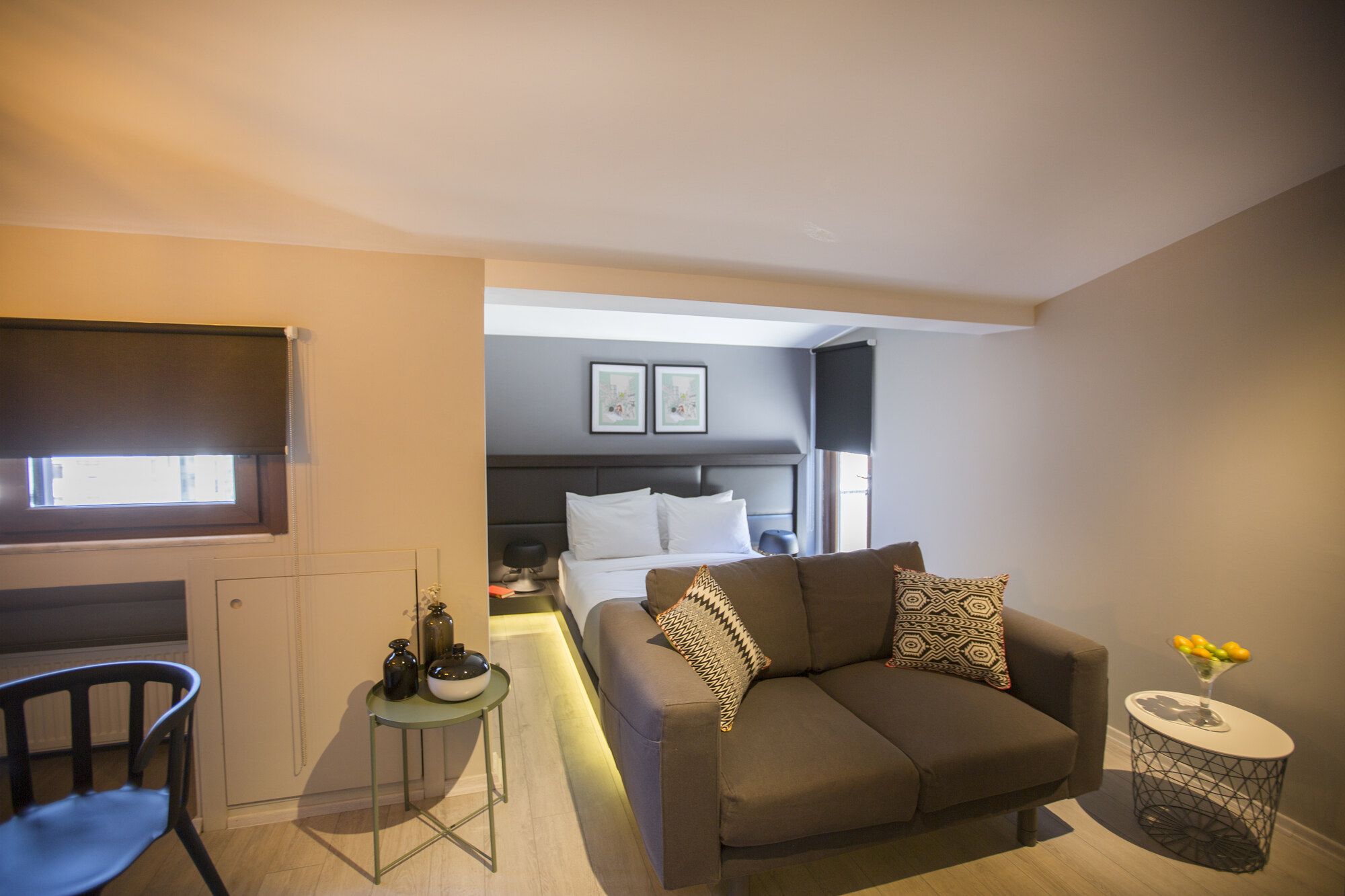 CITYLOFT 36 Studio Suite with Terrace: Kanepe, yatak ve yemek köşesi