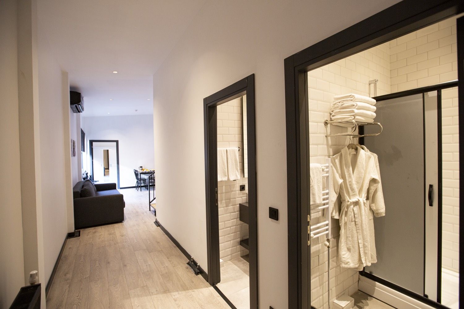 CITYLOFT 161 Two Bedroom Suite: Koridor, bornozlu banyo ve salon