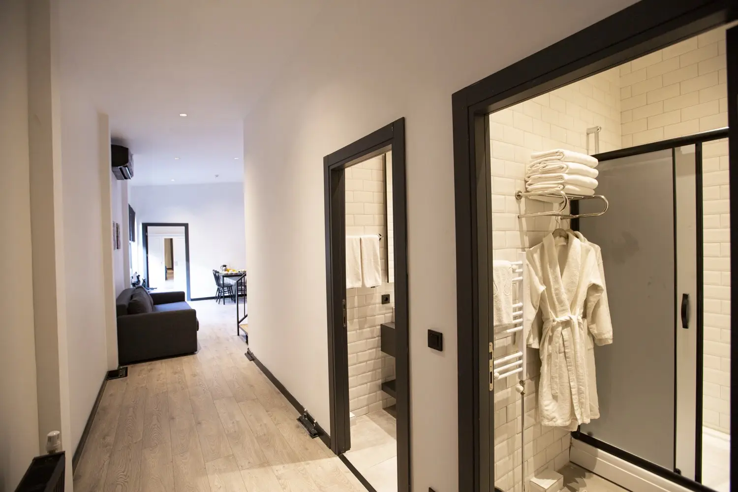 CITYLOFT 161 Two Bedroom Suite: Koridor, bornozlu banyo ve salon