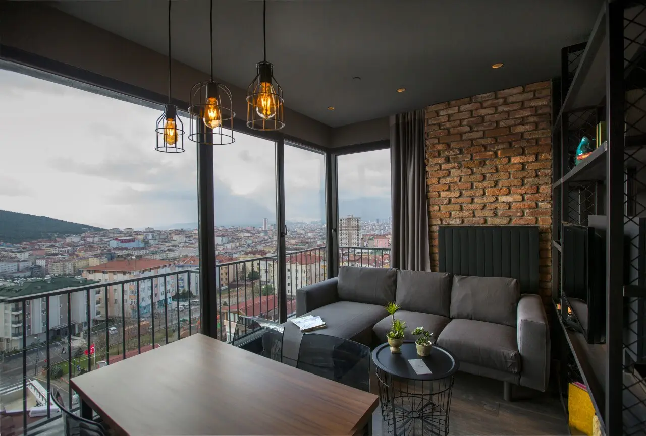 CITYLOFT 161 Corner Suite: Tuğla duvarlı salon, kanepe ve geniş pencereler