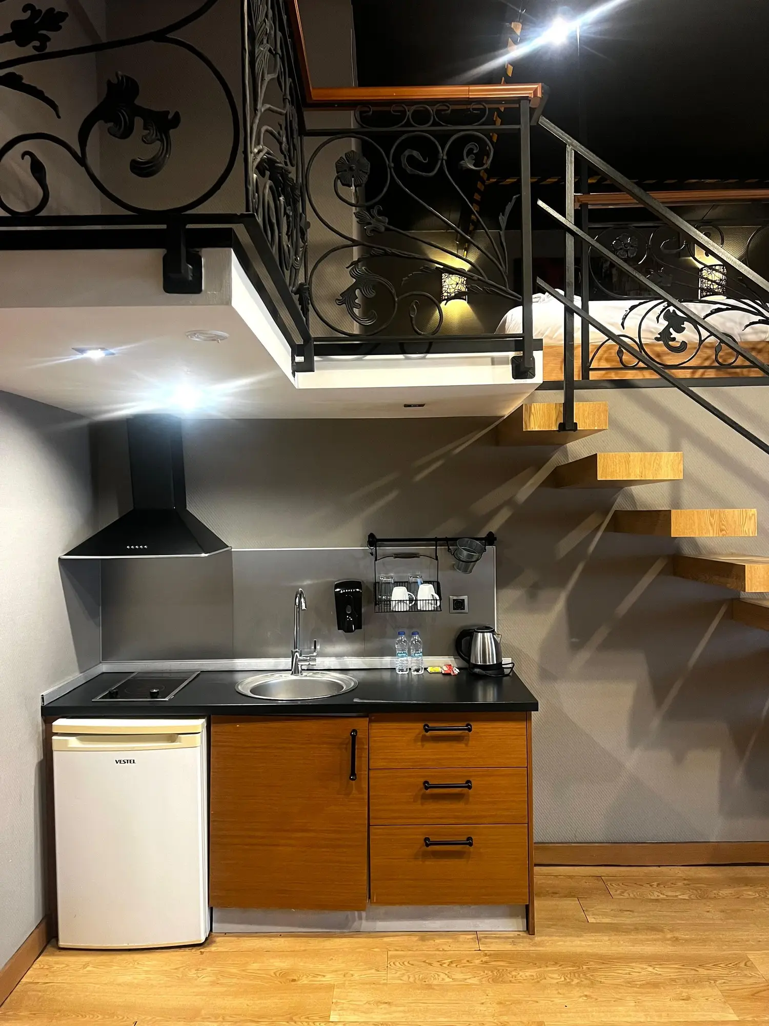 CITYLOFT 36 Loft Suite: Alt katta mutfak ve üst kata çıkan merdiven