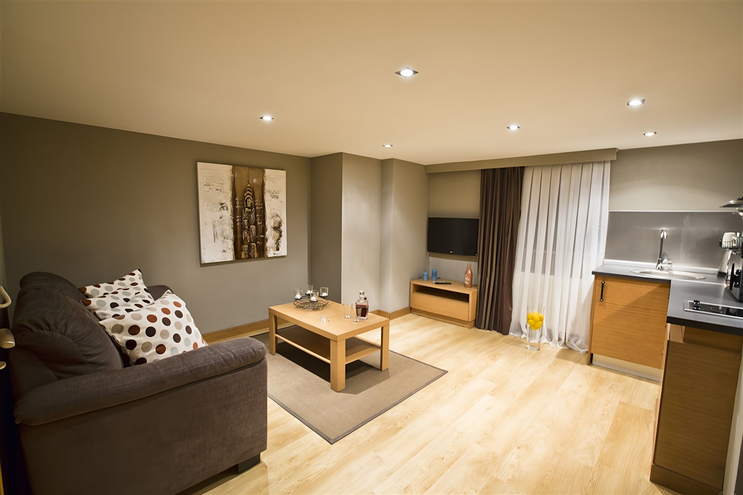 CITYLOFT 36 Dublex Suite: Kanepe, sehpa ve açık mutfaklı salon