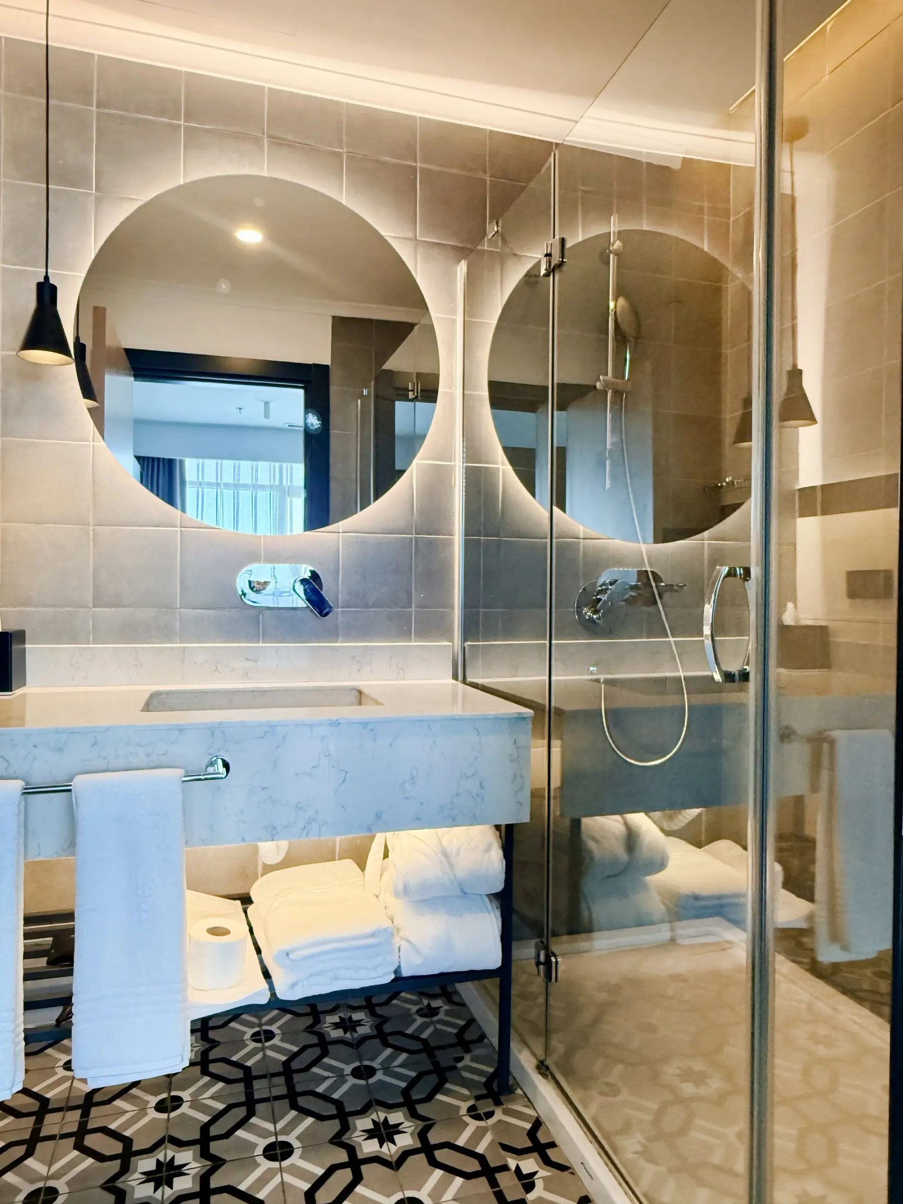 CITYLOFT 175 Jacuzzi Suite: Yuvarlak aynalı çift lavabo ve cam duş kabini