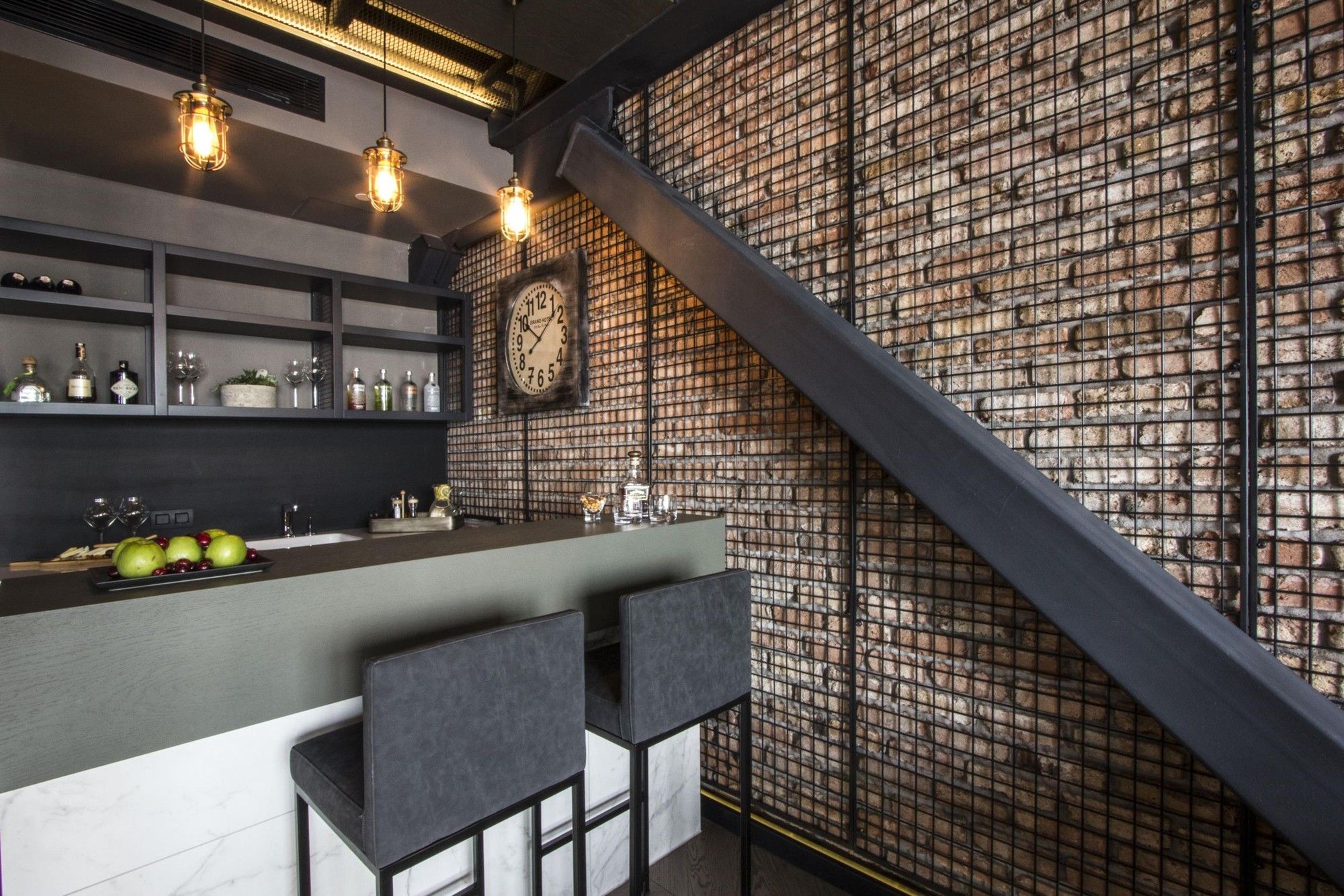 CITYLOFT 81 Presidential Suite: Tuğla duvar önünde mutfak bar tezgâhı