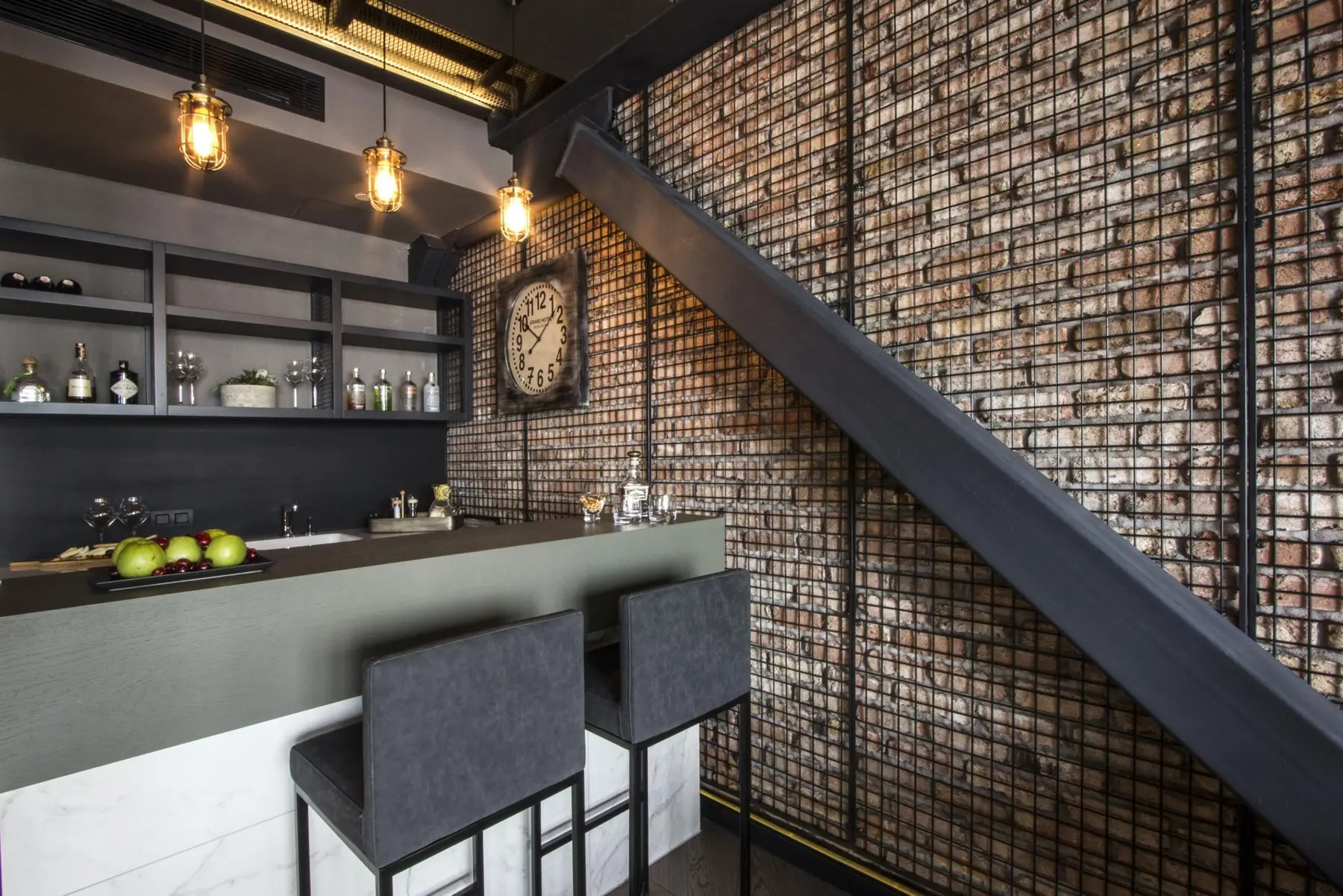 CITYLOFT 81 Presidential Suite: Tuğla duvar önünde mutfak bar tezgâhı