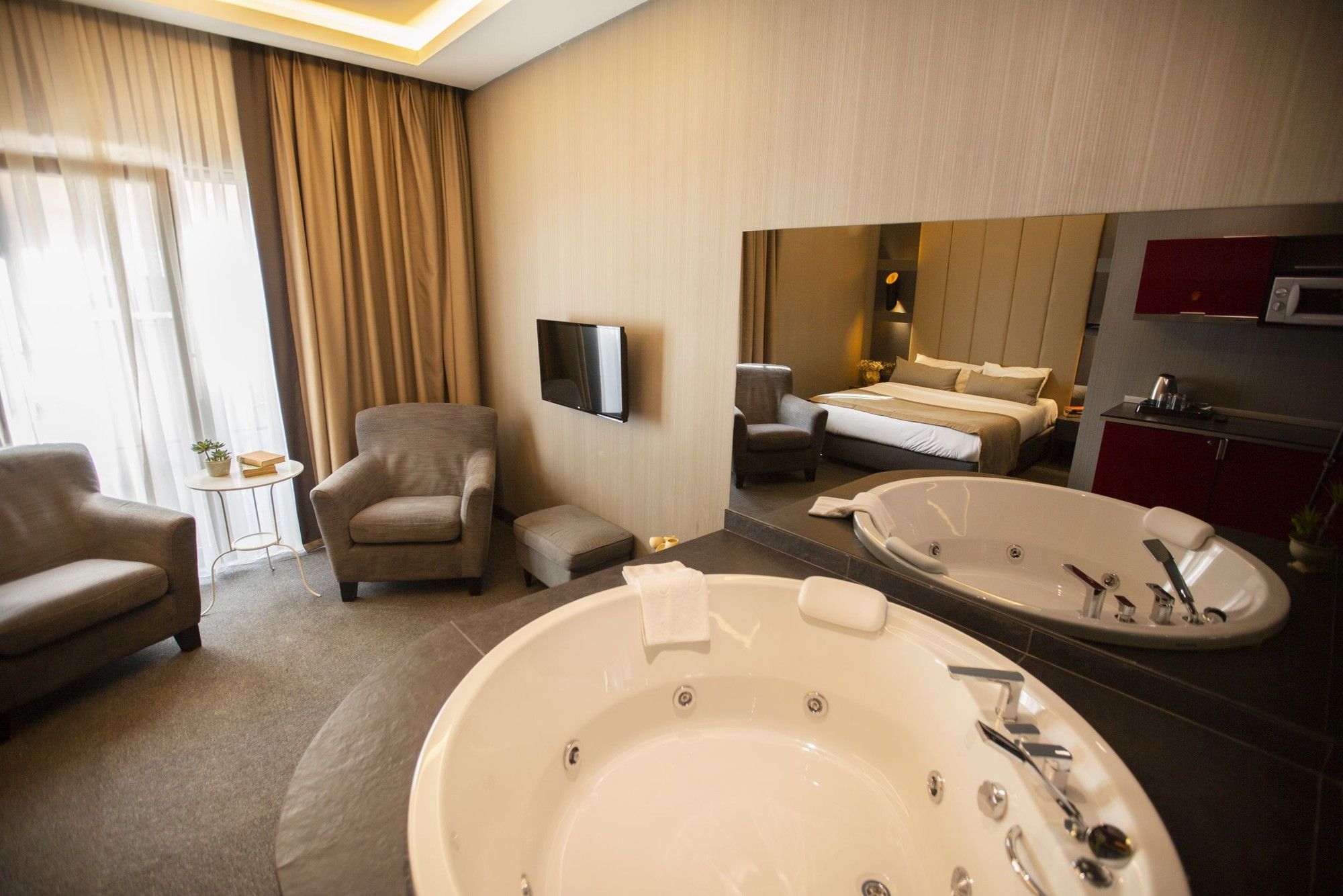 CITYLOFT 24 Junior Jacuzzi Suite: Yatak odasında jakuzi ve oturma köşesi