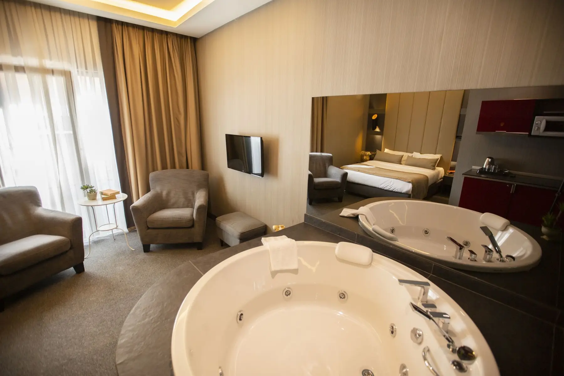 CITYLOFT 24 Junior Jacuzzi Suite: Yatak odasında jakuzi ve oturma köşesi