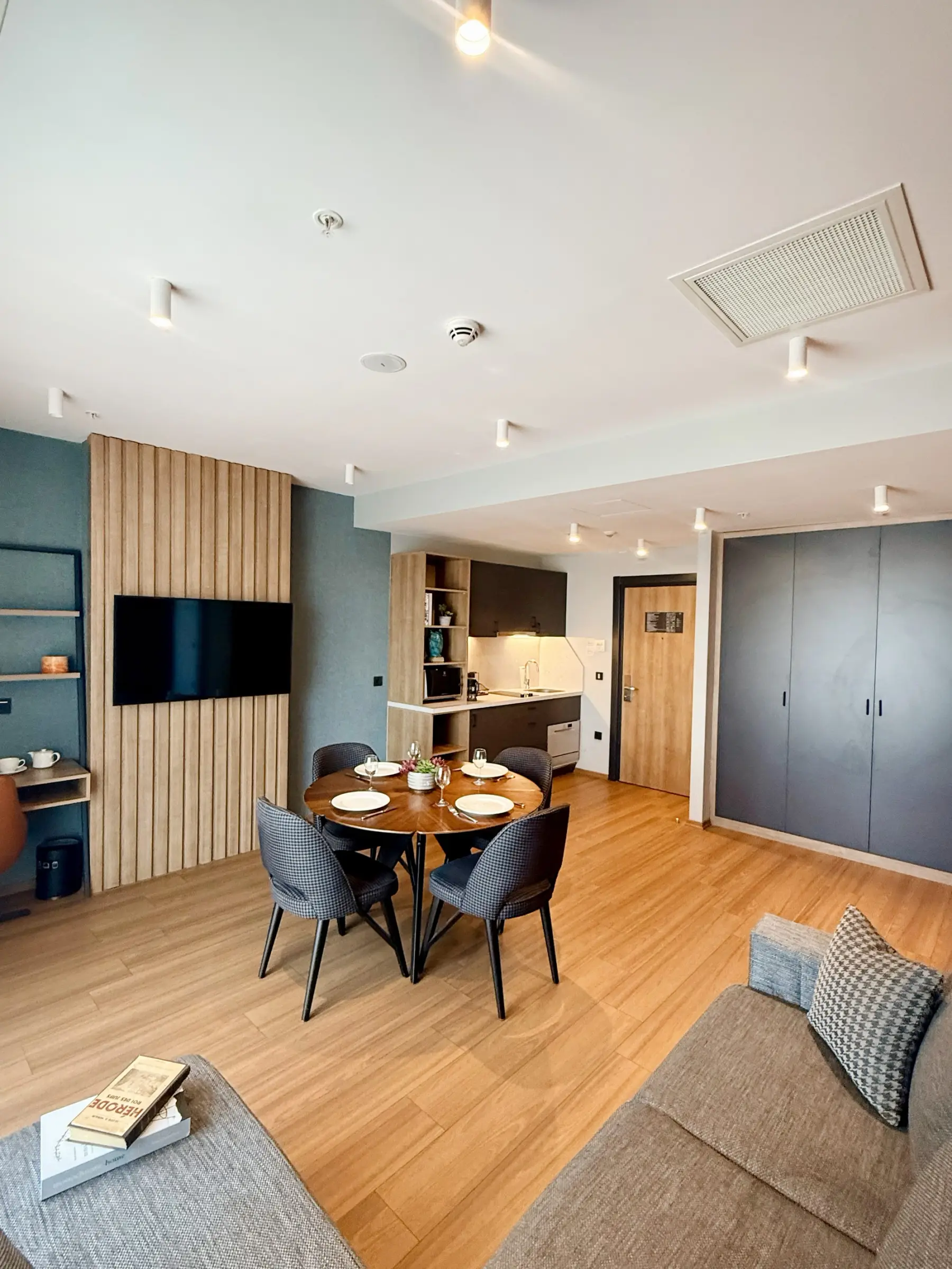 CITYLOFT 175 Jacuzzi Suite: Yemek masası, oturma alanı, TV ve mutfak