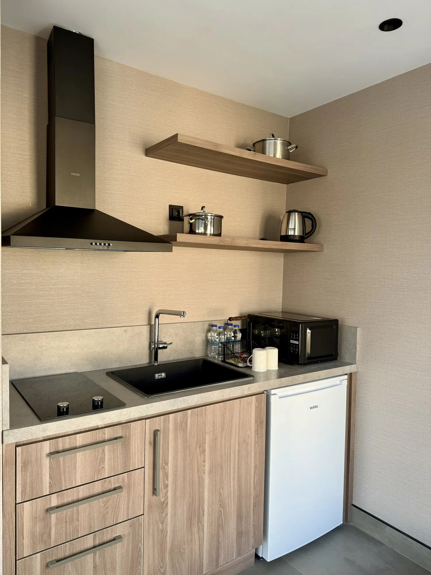 CITYLOFT 147 Jacuzzi Suite with Sea view: Mutfak köşesi: ocak, davlumbaz, evye ve buzdolabı