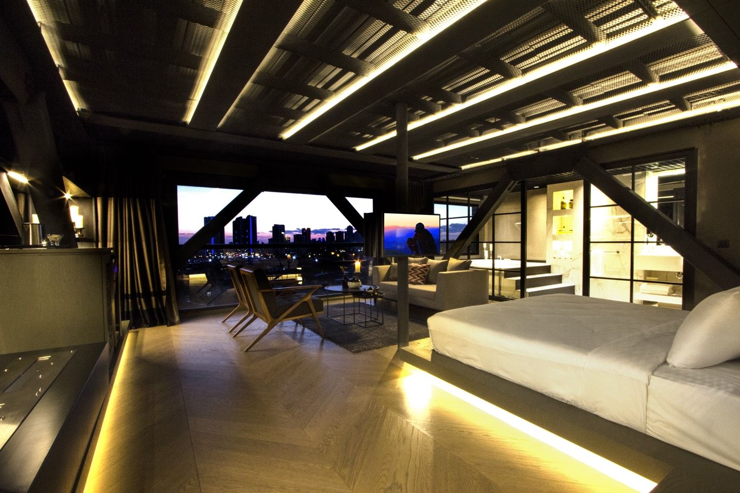 CITYLOFT 81 Jacuzzi Suite: Çatı katında yatak ve gün batımında şehir manzarası