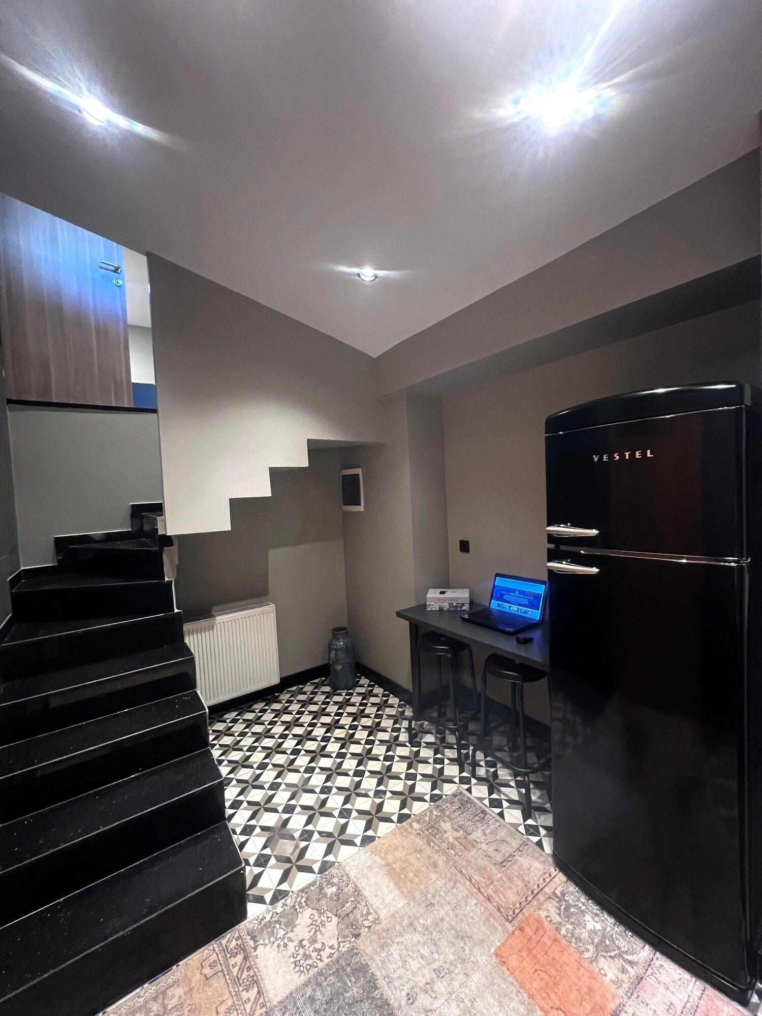 CITYLOFT 36 Dublex Suite: Giriş, merdiven, buzdolabı ve çalışma masası