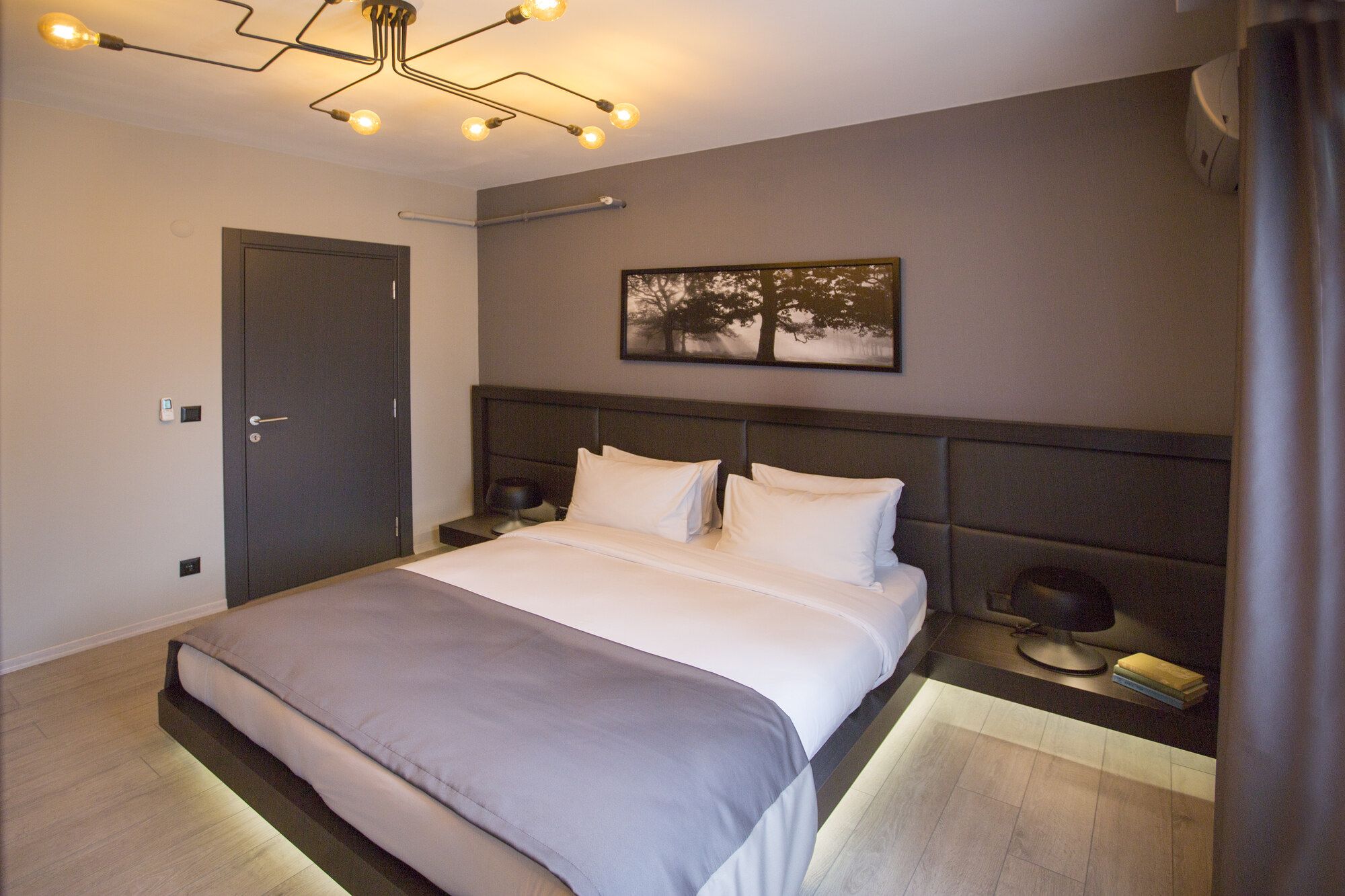 CITYLOFT 36 Two Bedroom Suite: Işıklı platformda çift kişilik yatak