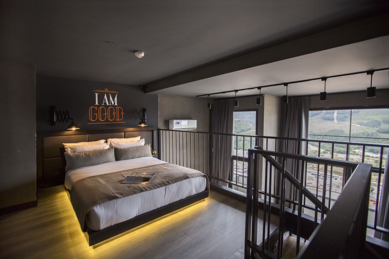 CITYLOFT 161 Loft Suite: Üst kattaki yatak odası ve geniş pencereler