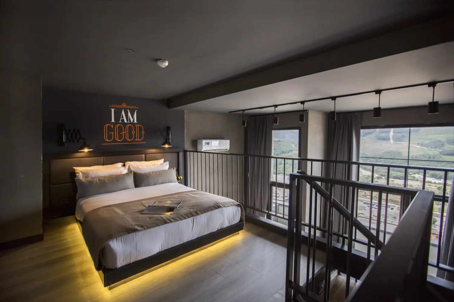 CITYLOFT 161 Loft Suite: Üst kattaki yatak odası ve geniş pencereler