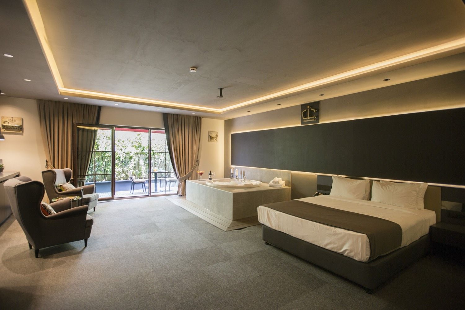 CITYLOFT 24 Jacuzzi Suite with Terrace: Jakuzi, çift kişilik yatak ve teras kapısı