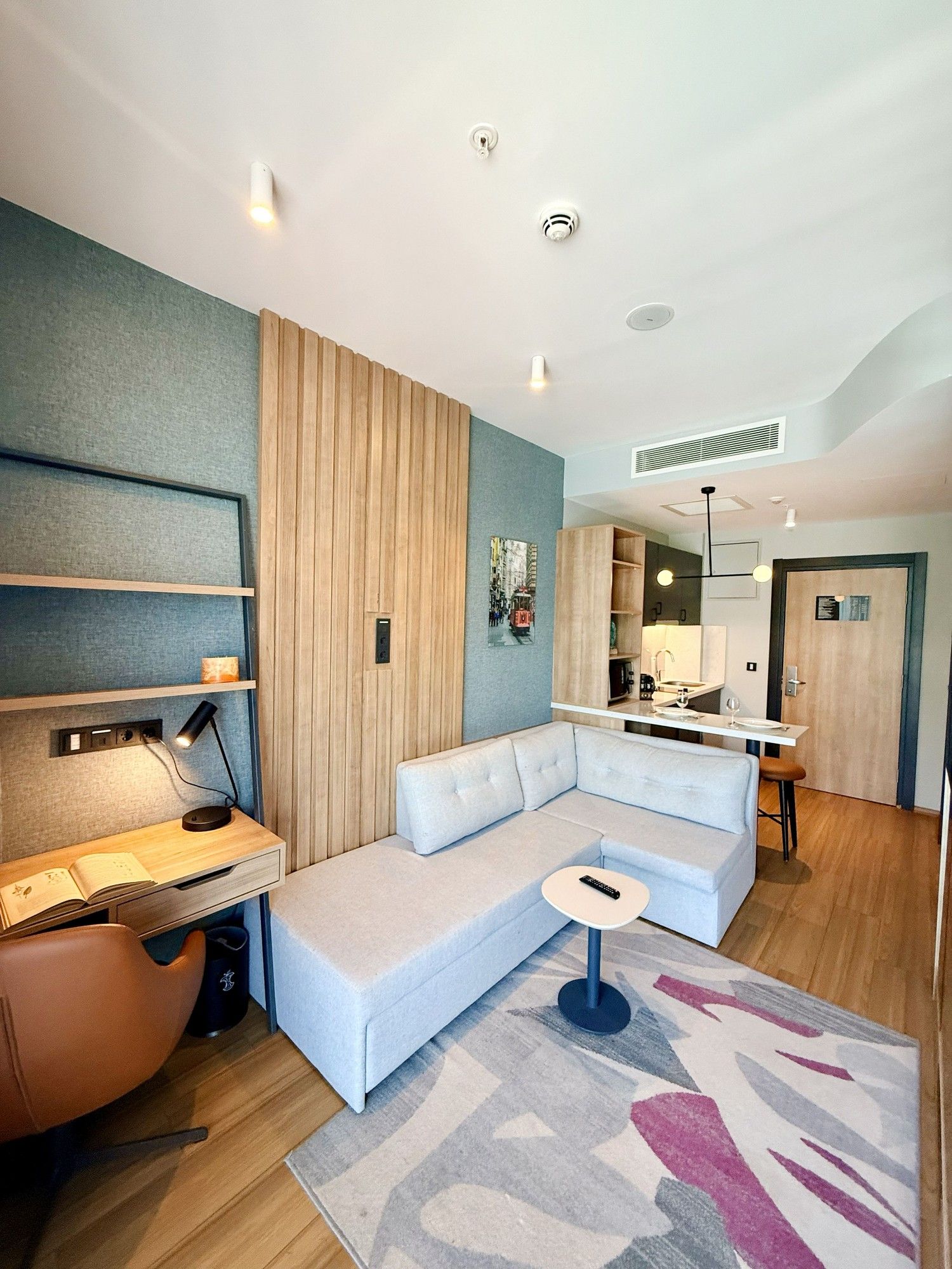 CITYLOFT 175 One Bedroom: Salon: köşe kanepe, çalışma masası ve giriş