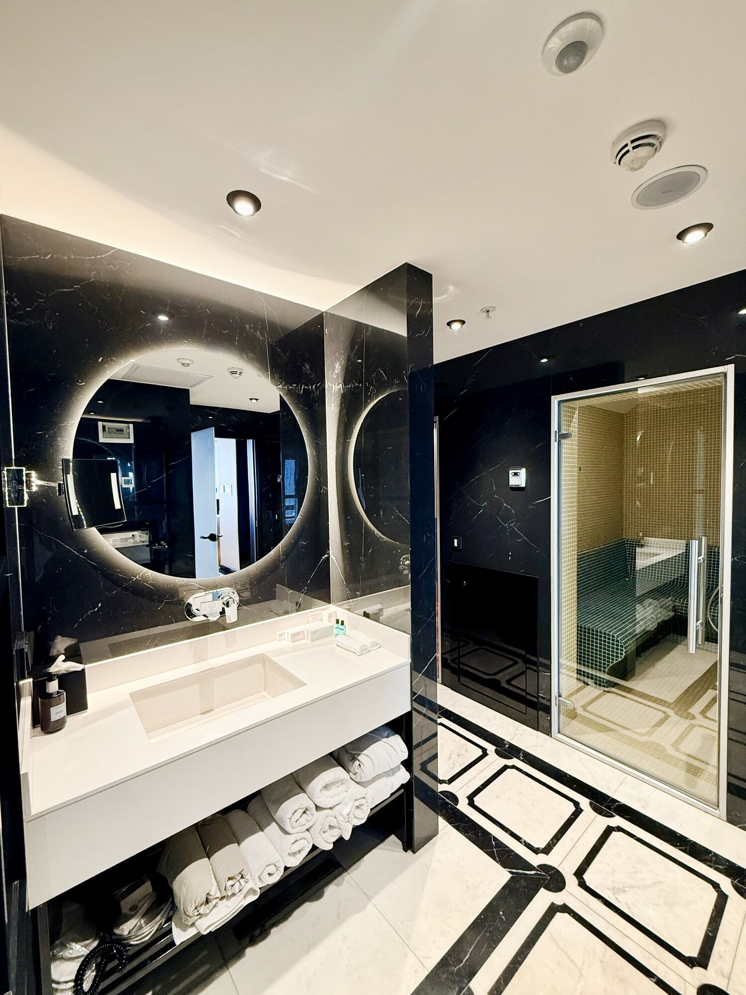 CITYLOFT 175 Presidential Suite: Siyah mermer banyo, yuvarlak ayna ve duş kabini