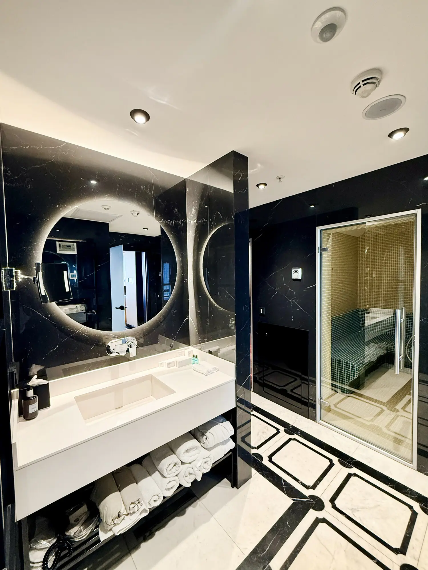 CITYLOFT 175 Presidential Suite: Siyah mermer banyo, yuvarlak ayna ve duş kabini