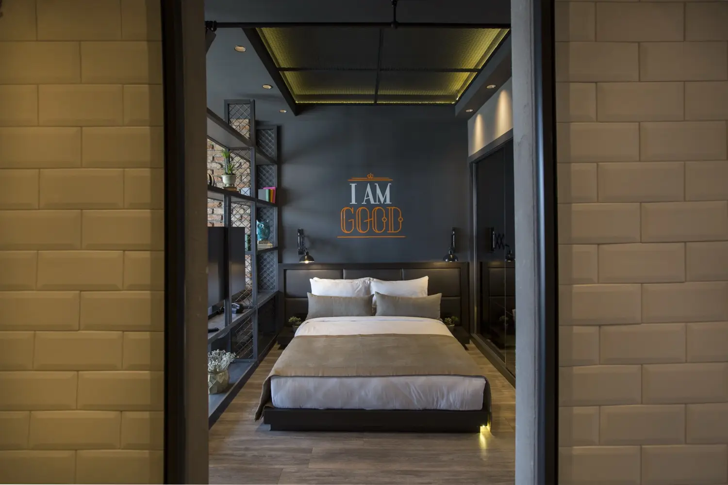 CITYLOFT 161 One Bedroom City view: Tuğla duvarlar arasında çift kişilik yatak