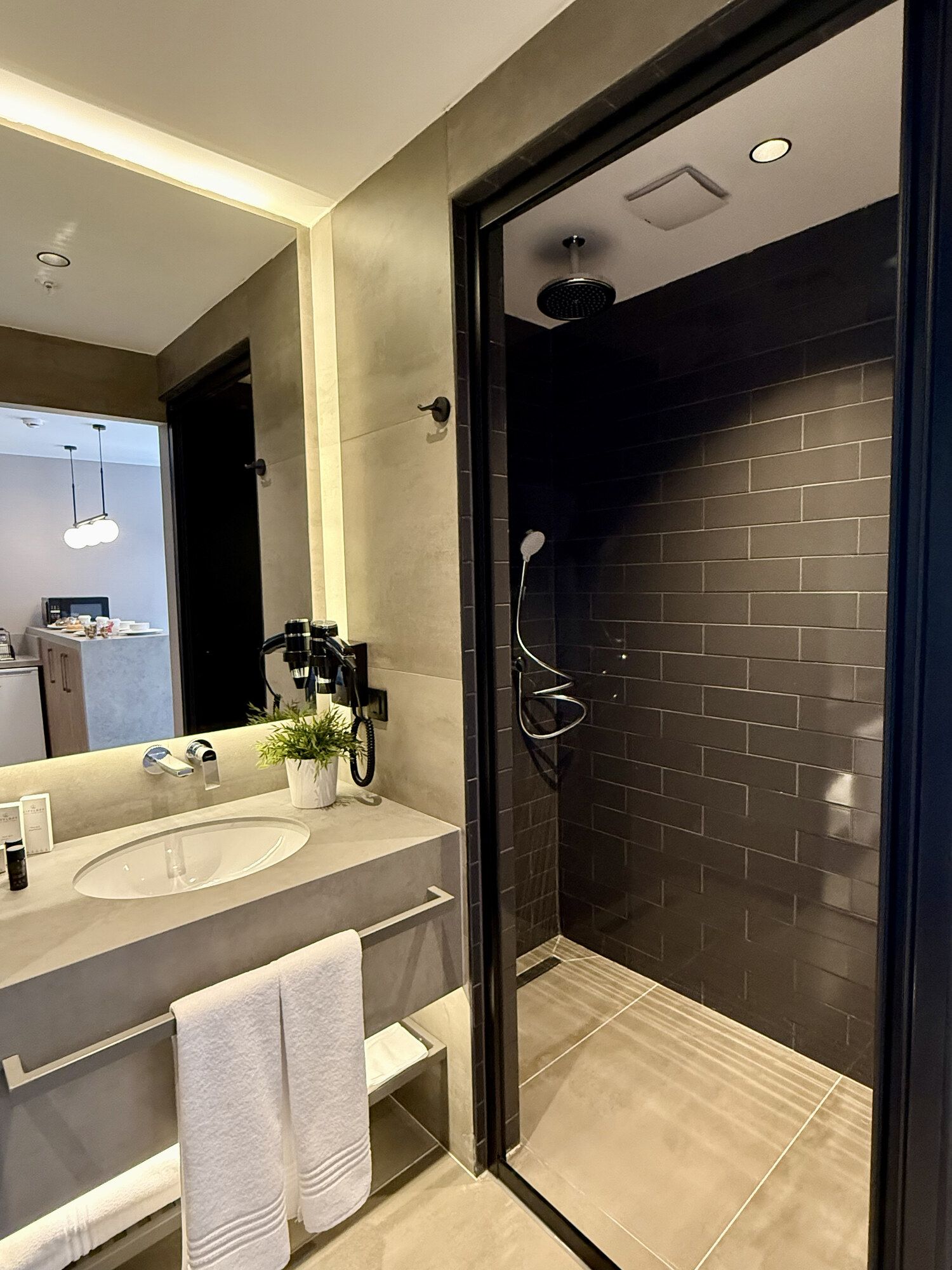 CITYLOFT 147 Loft Suite with Jacuzzi City view: Lavabo ve koyu seramik kaplı duş