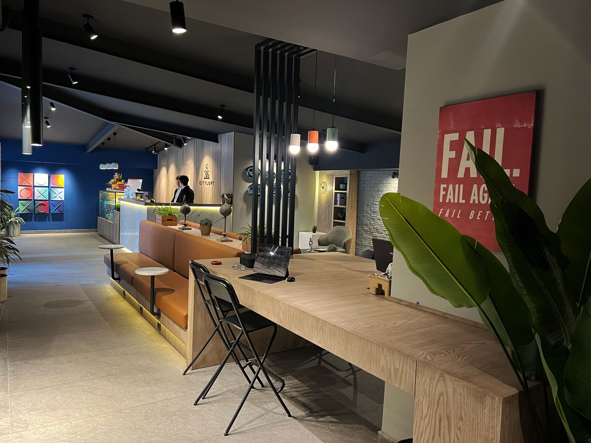 CITYLOFT 36: Lobide çalışma masası ve oturma bankları