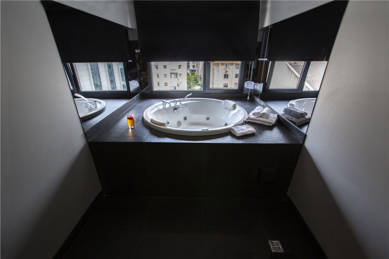 CITYLOFT 36 Studio with Jacuzzi: Siyah platform üzerinde jakuzi