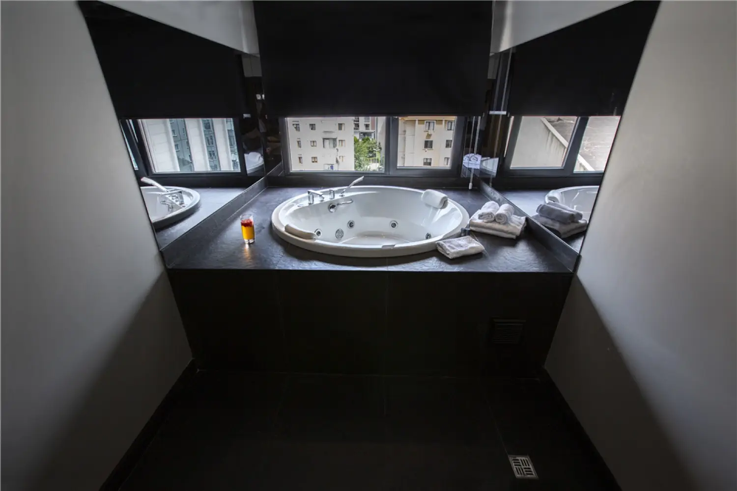 CITYLOFT 36 Studio with Jacuzzi: Siyah platform üzerinde jakuzi