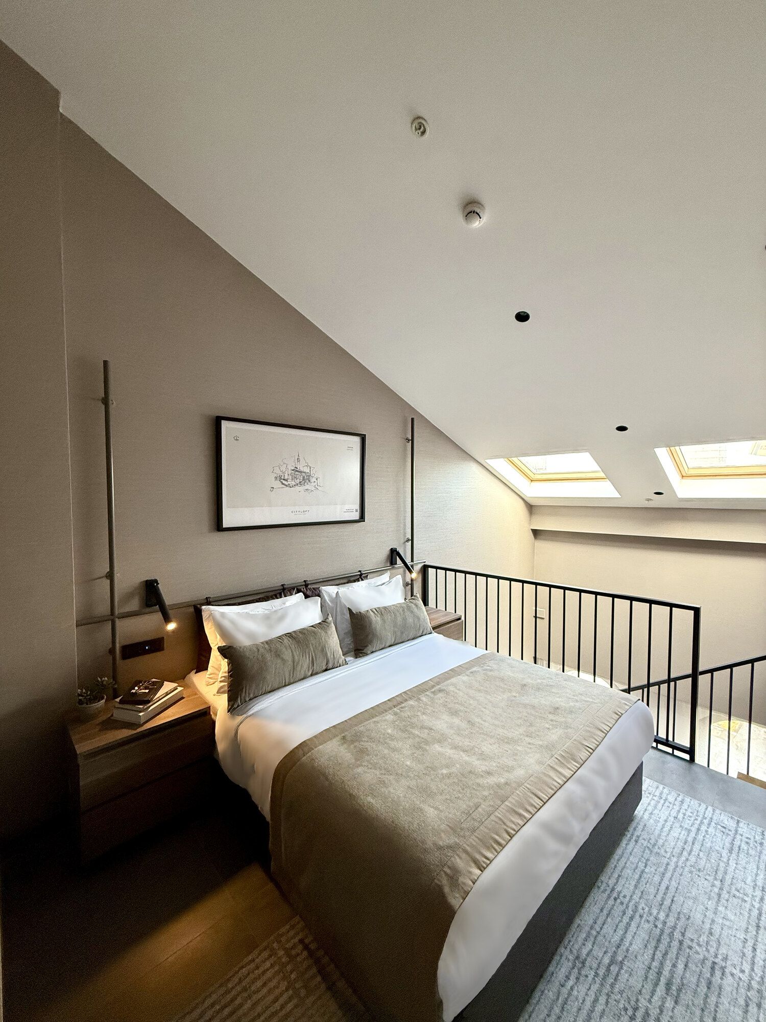 CITYLOFT 147 Loft Suite: Üst katta, çatı pencereli yatak