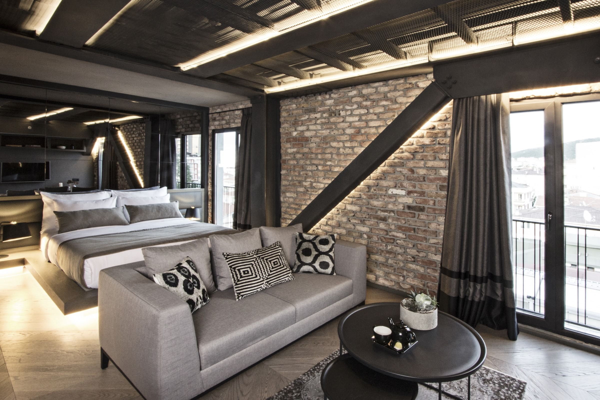 CITYLOFT 81 Loft Suite: Tuğla duvarlı salon, kanepe ve yatak