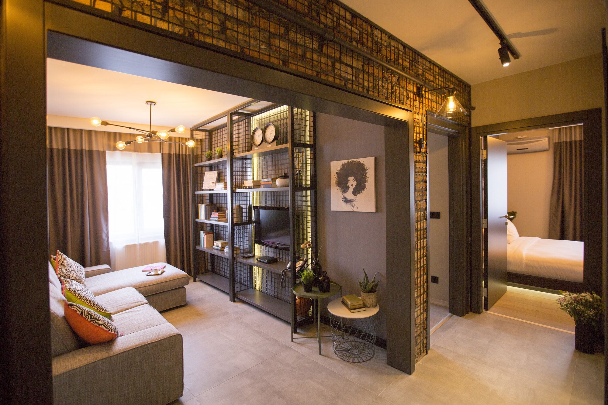 CITYLOFT 36 Two Bedroom Suite: Salon, raf ünitesi ve yatak odası girişi