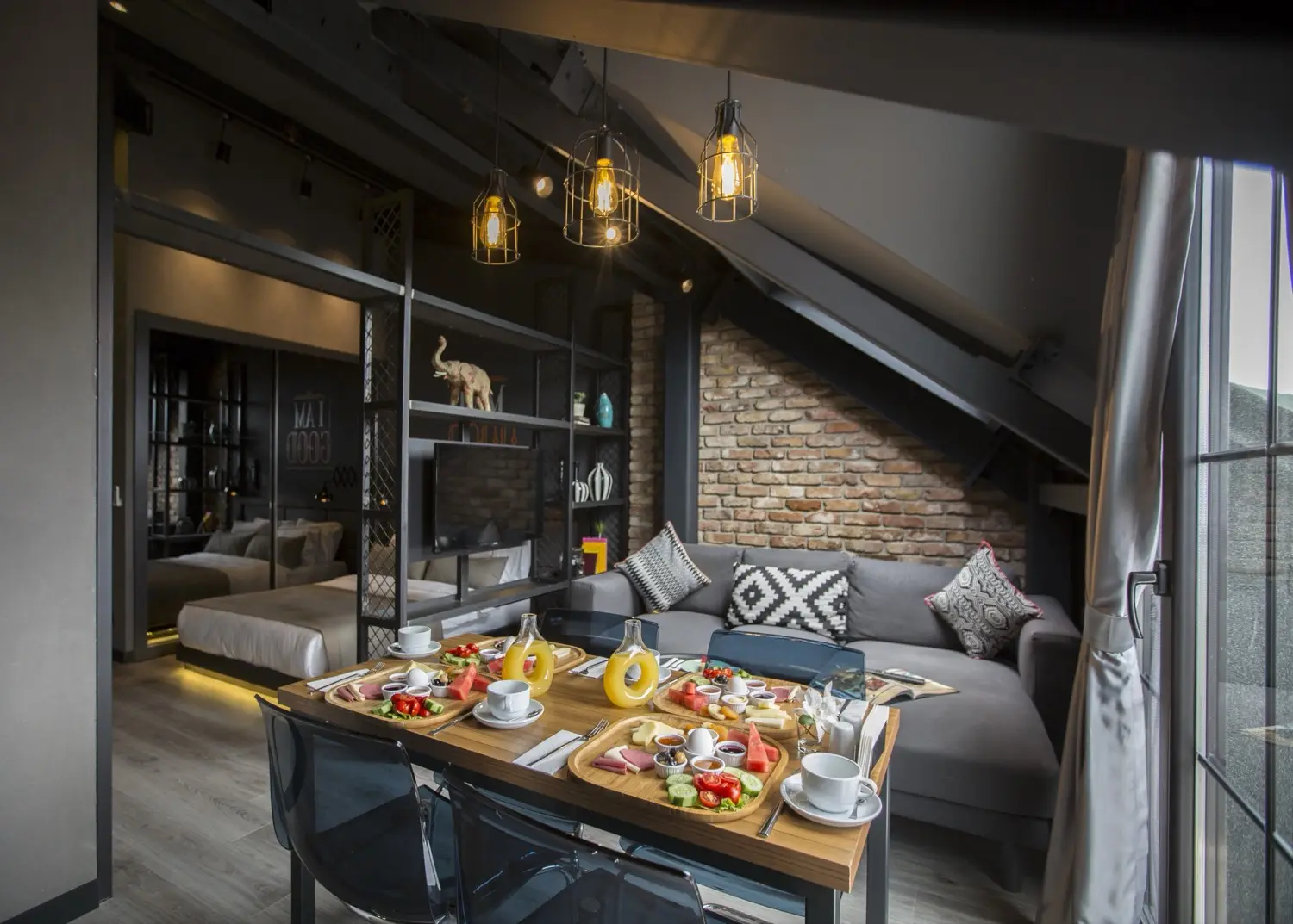 CITYLOFT 161 Penthouse: Çatı katında kahvaltı masası ve köşe kanepe