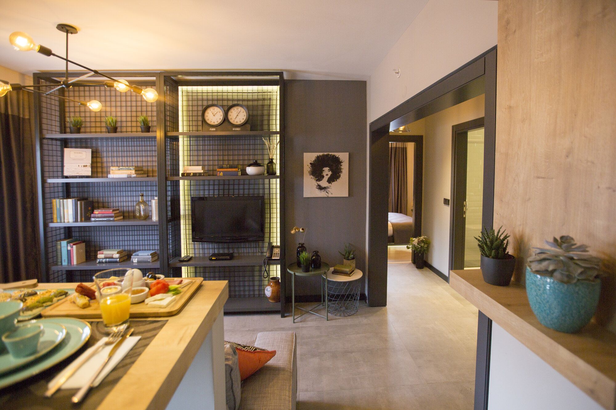 CITYLOFT 36 Two Bedroom Suite: Kahvaltı masası, raf ünitesi ve salon