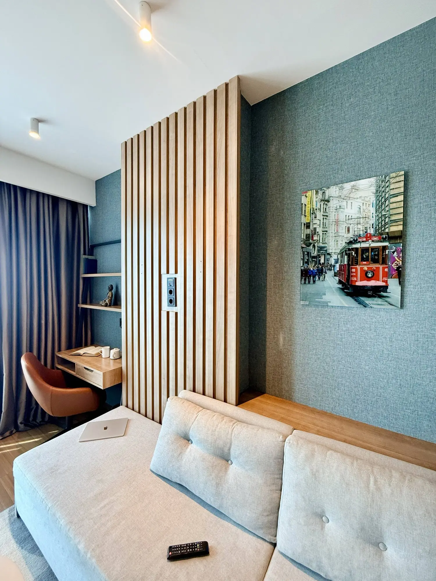 CITYLOFT 175 One Bedroom Sea: Kanepe, çalışma masası ve tablo detayı
