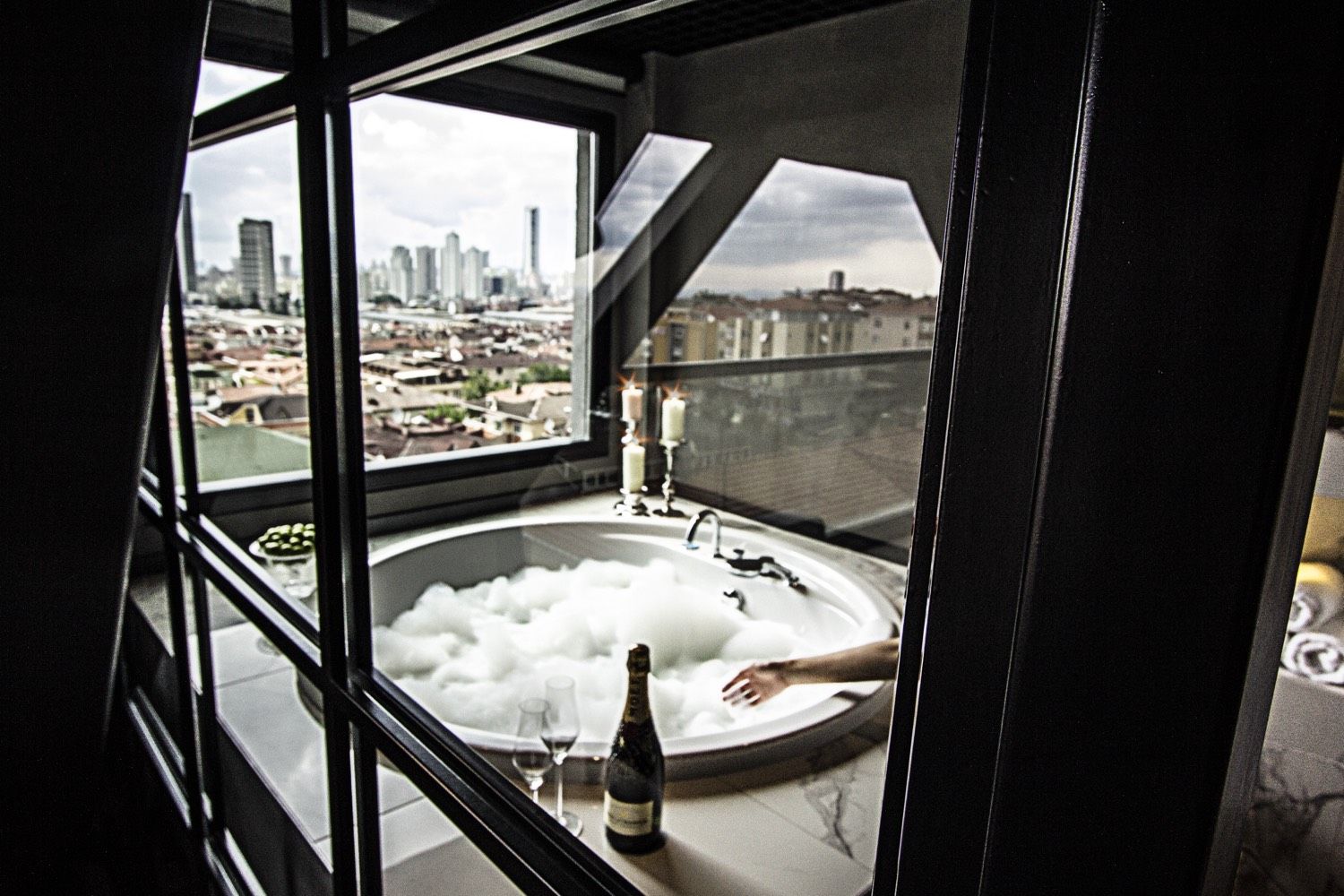 CITYLOFT 81 Jacuzzi Suite: Köpüklü jakuzi ve şehir manzarası