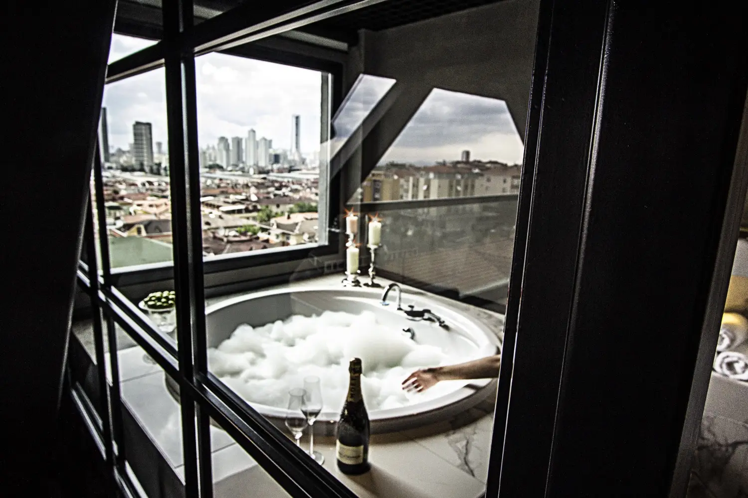 CITYLOFT 81 Jacuzzi Suite: Köpüklü jakuzi ve şehir manzarası