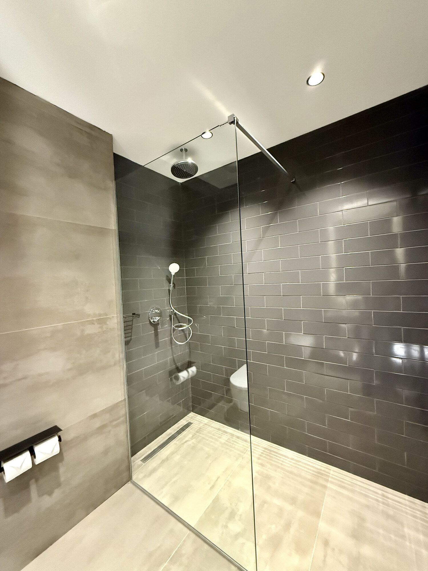 CITYLOFT 147 One Bedroom Suite: Cam bölmeli, koyu seramik kaplı duş