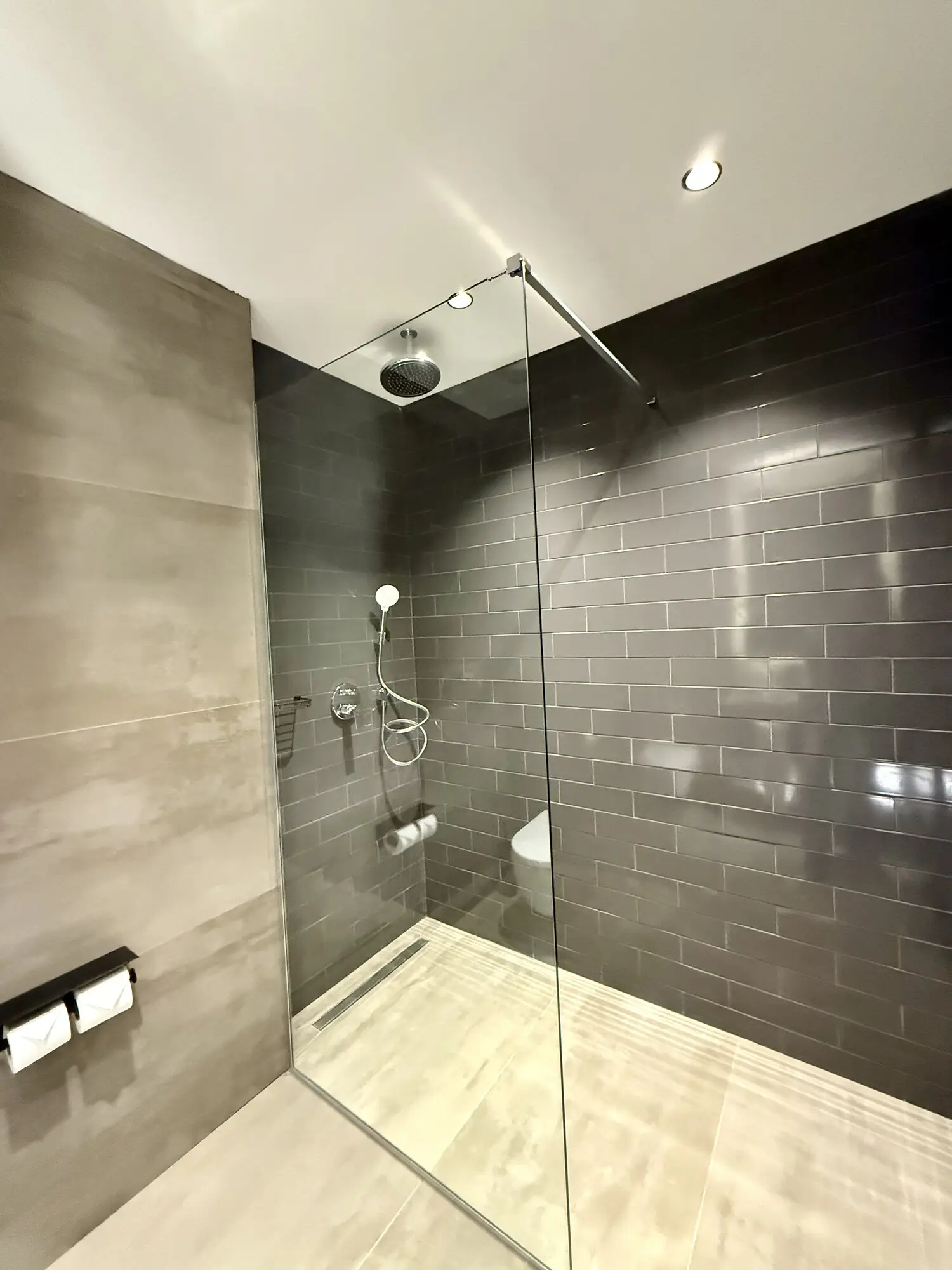 CITYLOFT 147 One Bedroom Suite: Cam bölmeli, koyu seramik kaplı duş