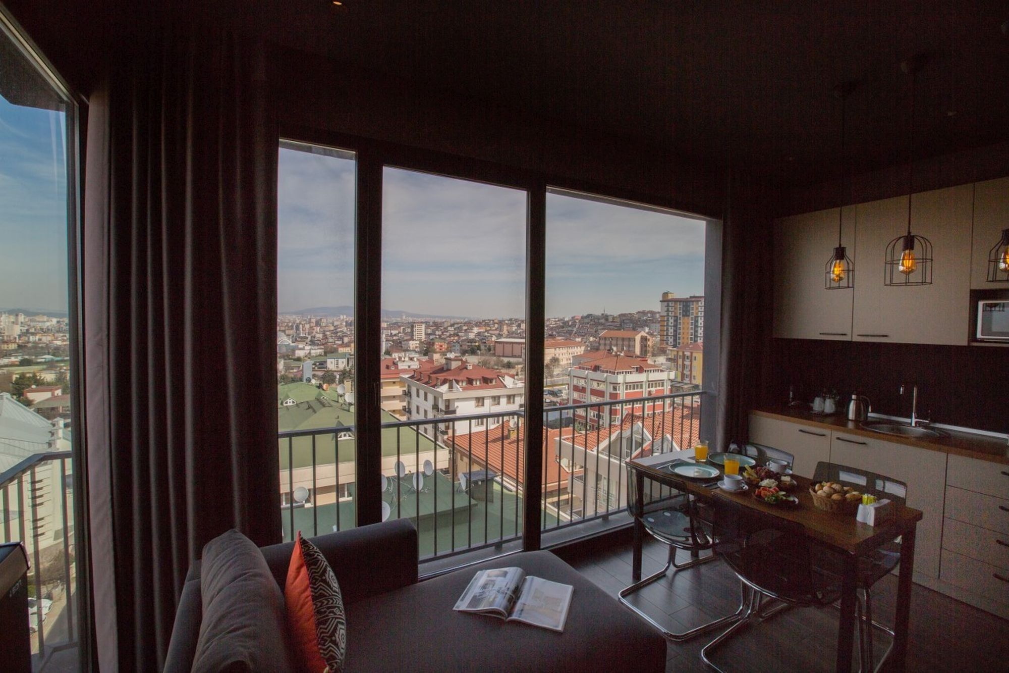 CITYLOFT 161 Corner Suite: Köşe pencerelerden şehir manzarası, kanepe ve mutfak
