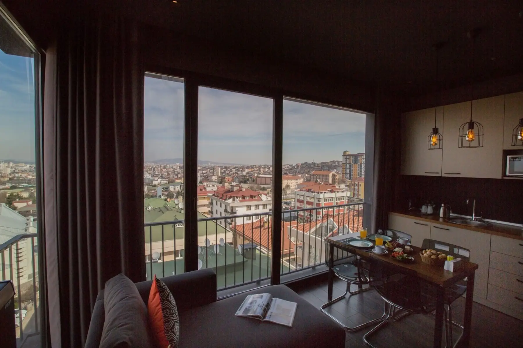 CITYLOFT 161 Corner Suite: Köşe pencerelerden şehir manzarası, kanepe ve mutfak
