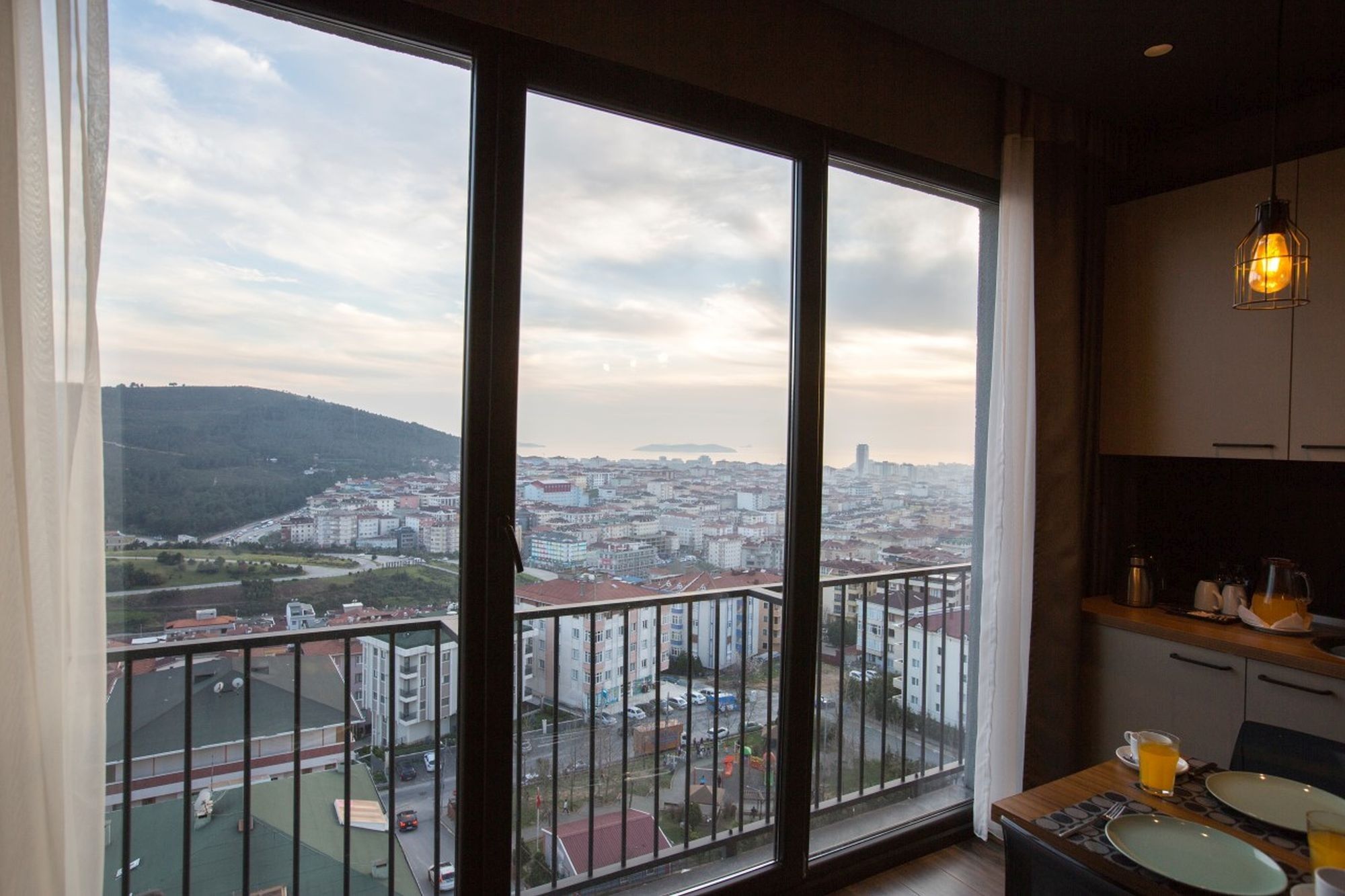 CITYLOFT 161 One Bedroom Sea view: Geniş pencerelerden şehir ve deniz manzarası