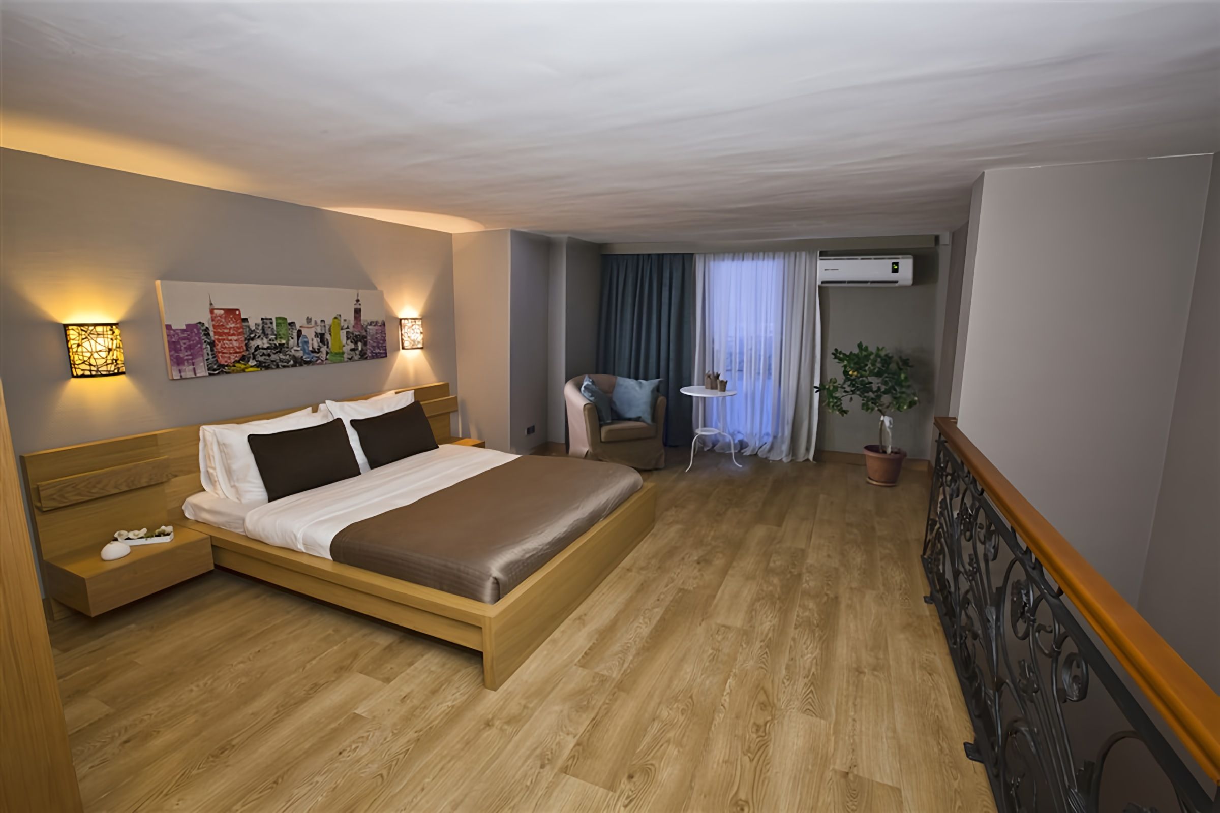 CITYLOFT 36 Dublex Suite: Üst katta çift kişilik yatak ve korkuluk