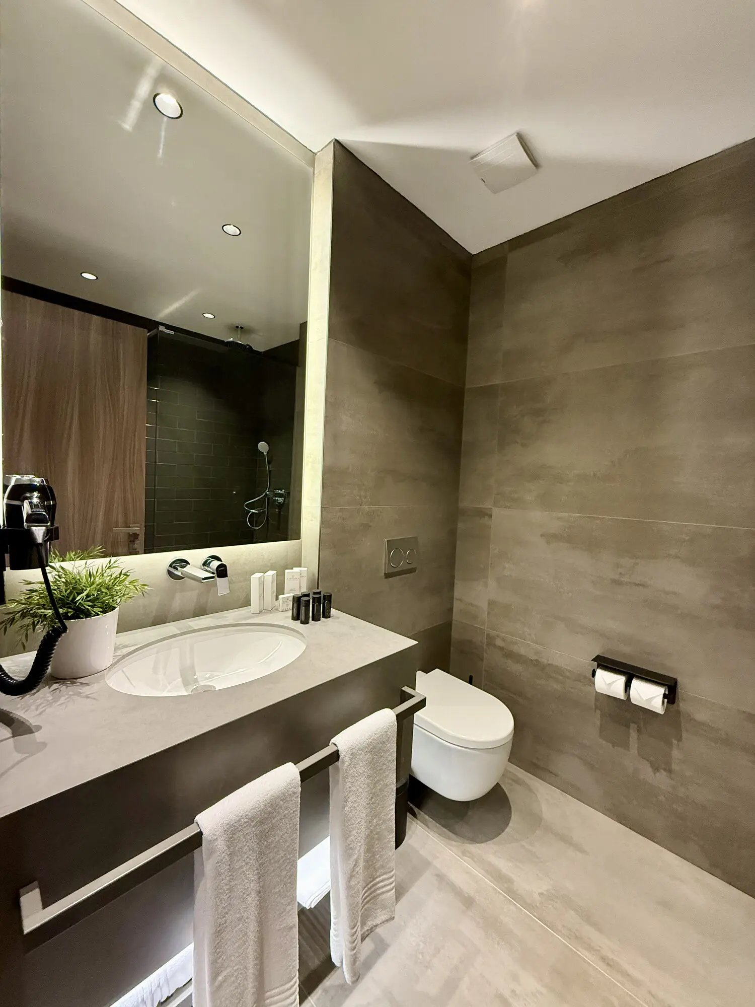 CITYLOFT 147 One Bedroom Suite: Aydınlatmalı aynalı lavabo ve asma klozet