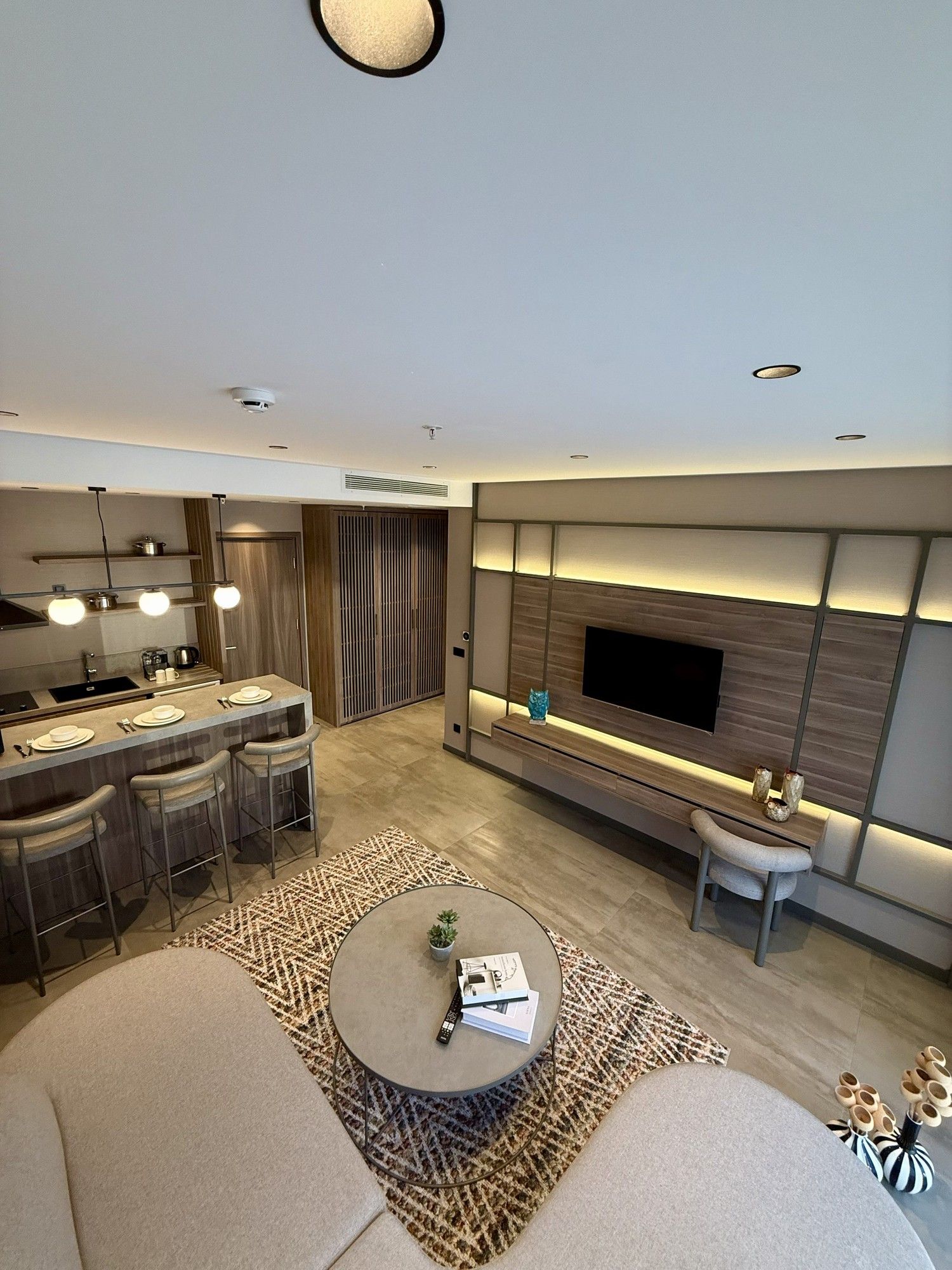 CITYLOFT 147 One Bedroom Suite: Oturma alanı, TV duvarı ve yemek tezgâhı