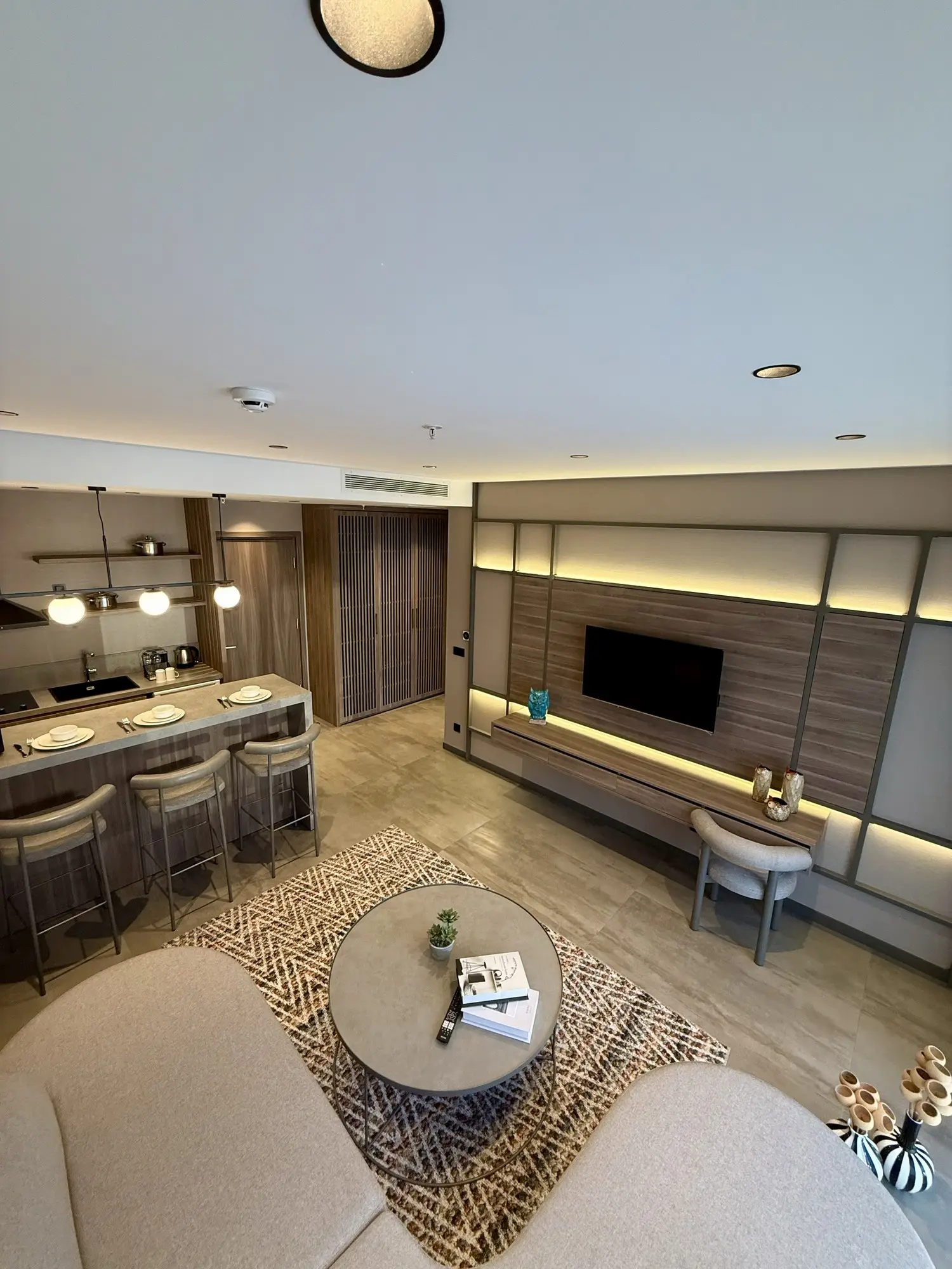 CITYLOFT 147 One Bedroom Suite: Oturma alanı, TV duvarı ve yemek tezgâhı