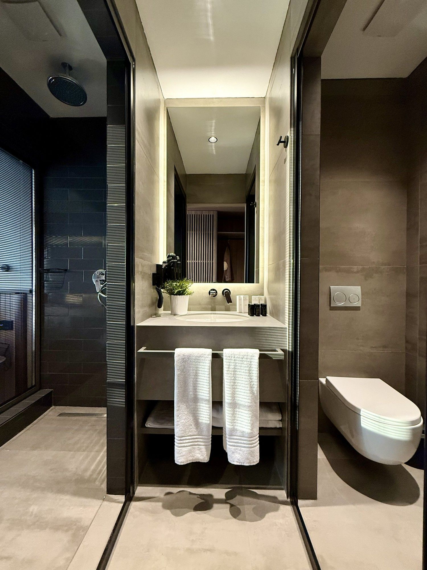CITYLOFT 147 Studio Suite: Lavabo, havluluk, klozet ve duş bölümlü banyo